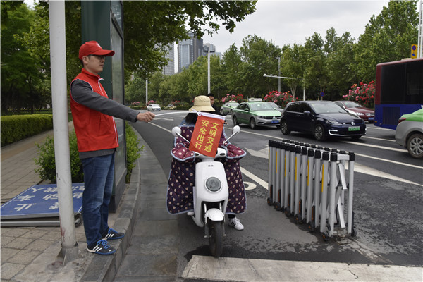 开展文明交通活动   助力文明城市建设——hth官方网页版-hth（中国）积极开展“文明交通”志愿服务活动